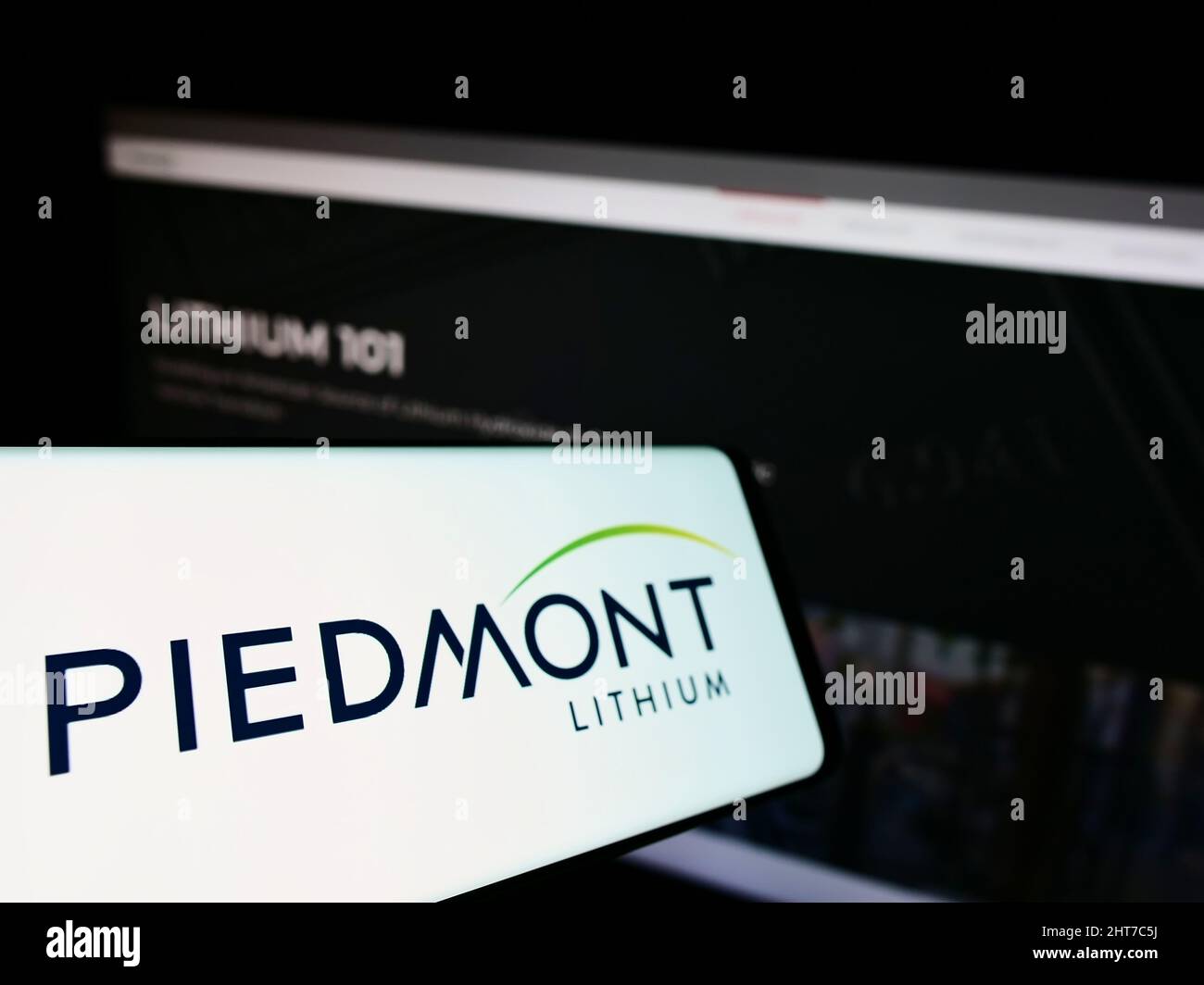 Mobiltelefon mit Logo des amerikanischen Bergbauunternehmens Piedmont Lithium Inc. Auf dem Bildschirm vor der Website. Konzentrieren Sie sich auf die Mitte links des Telefondisplays. Stockfoto