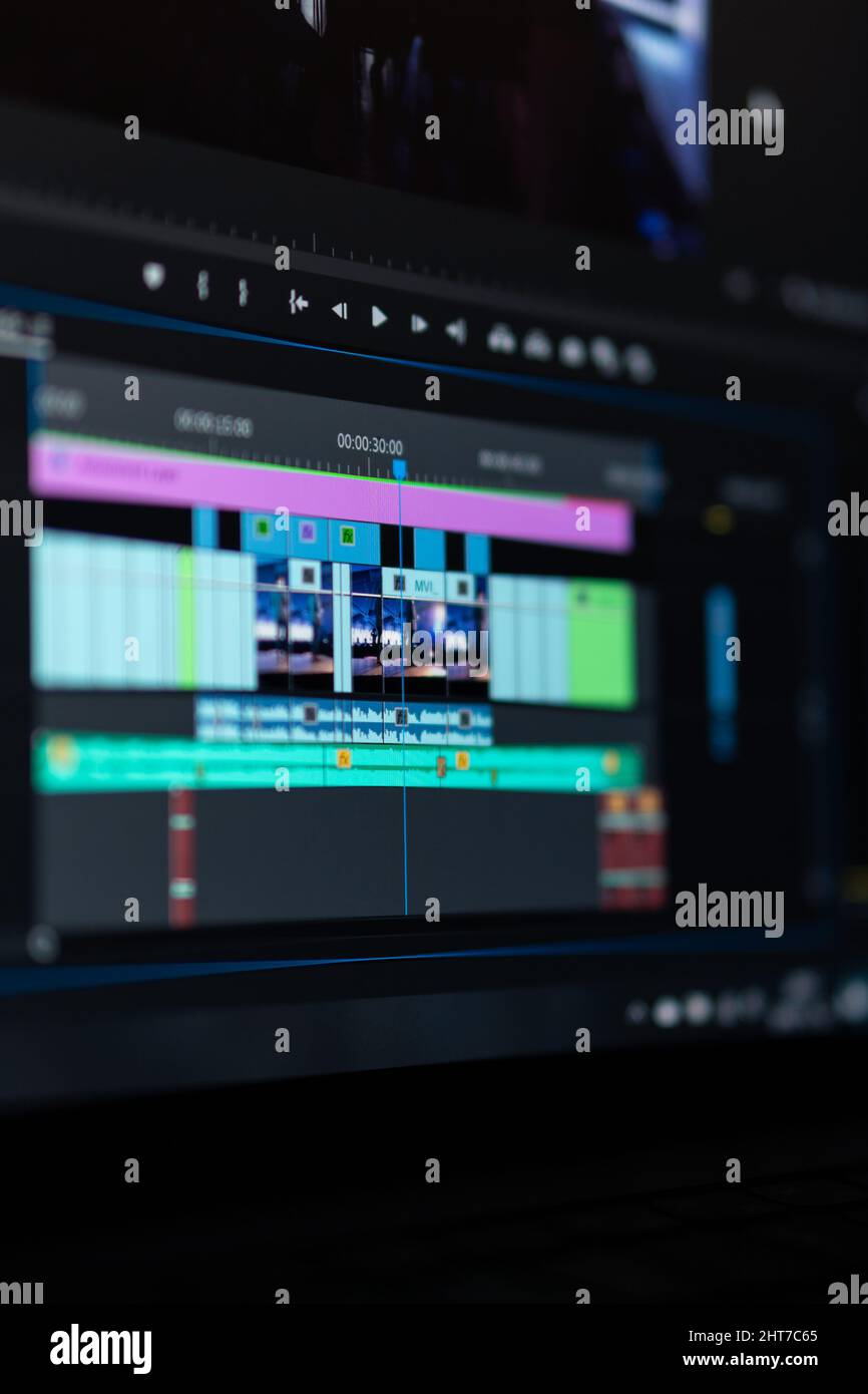 Vertikale Aufnahme eines Videobearbeitungsprozesses auf einem Computerbildschirm Stockfoto