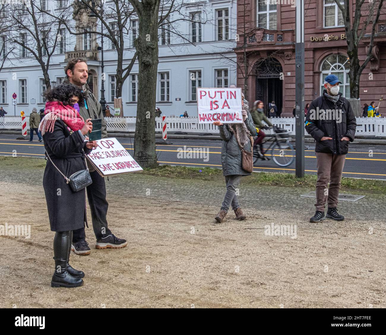 Deutschland, Berlin, 27. Februar 2022. Unter den Linden protestieren Menschen. Als Reaktion auf die russische Militäroffensive zeigen die Demonstranten Solidarität mit der Ukraine. Kredit: E Breitz/Alamy Stockfoto