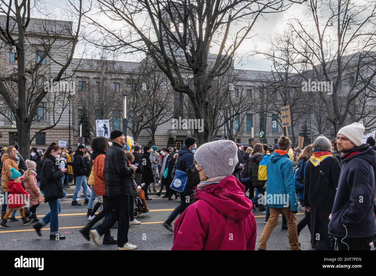 Deutschland, Berlin, 27. Februar 2022. Menschen protestieren vor der russischen Botschaft in unter den Linden. Als Reaktion auf die russische Militäroffensive zeigen die Demonstranten Solidarität mit der Ukraine. Kredit: E Breitz/Alamy Stockfoto