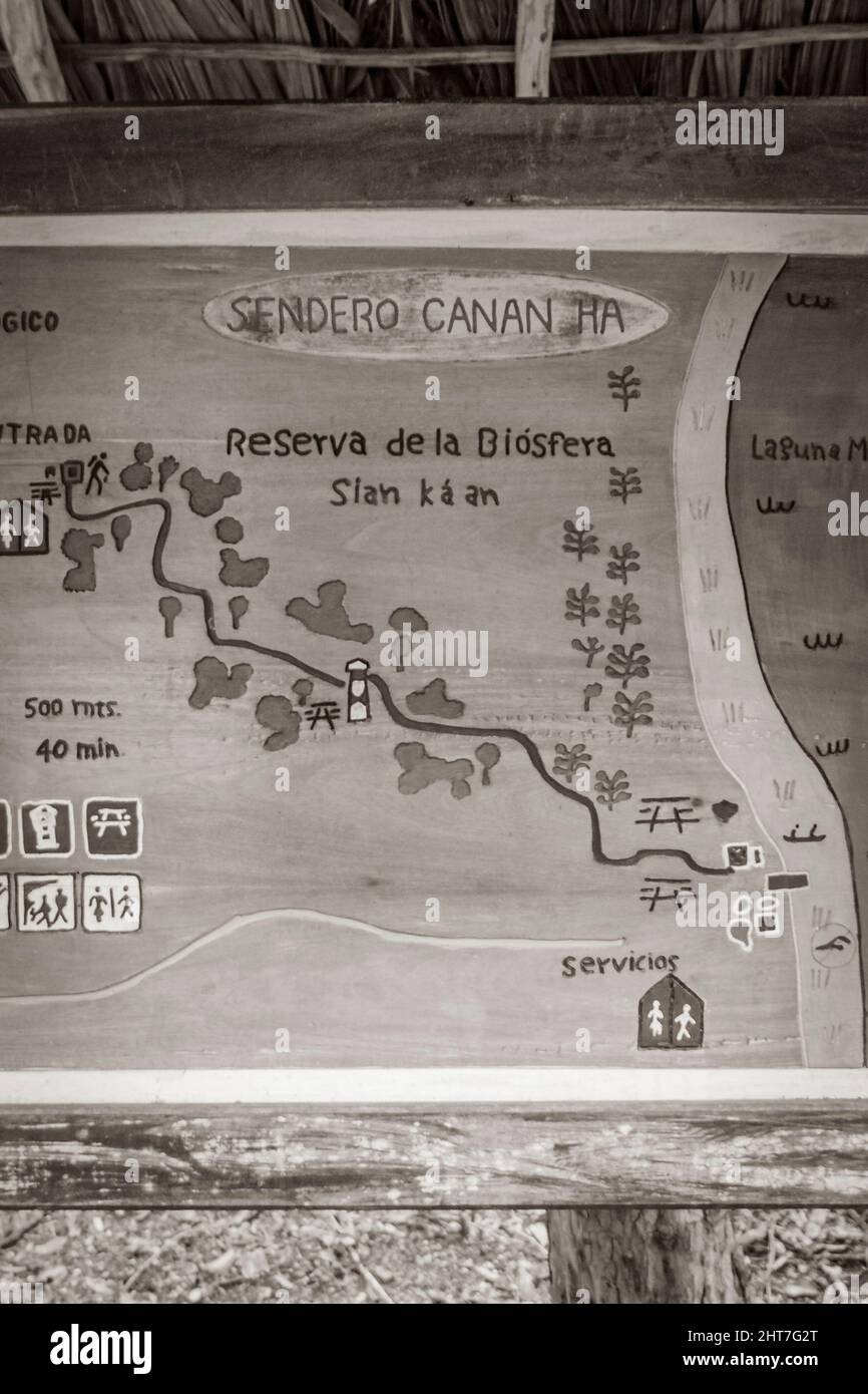 Muyil Mexiko 02. Februar 2022 Altes Schwarz-Weiß-Bild eines Informationseingangs Wanderwege und willkommen Sing Board zum Sian Ka'an National Stockfoto