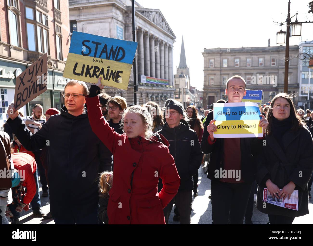 Nottingham, Nottinghamshire, Großbritannien. 27.. Februar 2022. Demonstranten nehmen an einer Mahnwache Teil, nachdem der russische Präsident Wladimir Putin die Invasion in der Ukraine angeordnet hatte. Hunderte von Menschen versammelten sich auf dem Alten Marktplatz, um der ukrainischen Bevölkerung Unterstützung zu zeigen. Quelle: Darren Staples/Alamy Live News Stockfoto