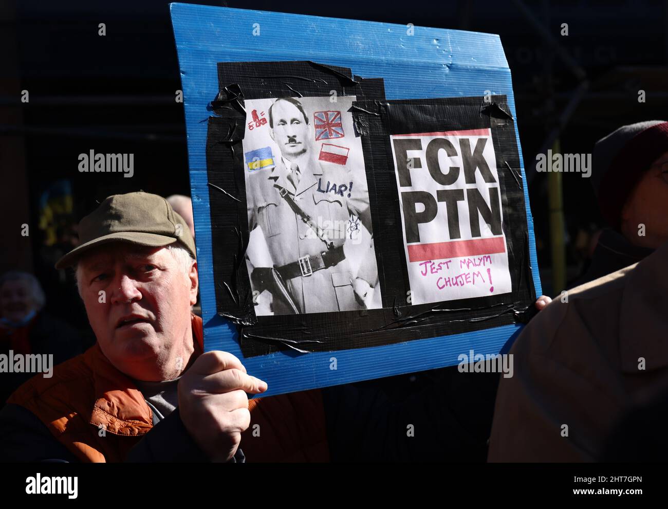 Nottingham, Nottinghamshire, Großbritannien. 27.. Februar 2022. Ein Demonstrator nimmt an einer Mahnwache Teil, nachdem der russische Präsident Wladimir Putin die Invasion in der Ukraine angeordnet hatte. Hunderte von Menschen versammelten sich auf dem Alten Marktplatz, um der ukrainischen Bevölkerung Unterstützung zu zeigen. Credit Darren Staples/Alamy Live News. Stockfoto