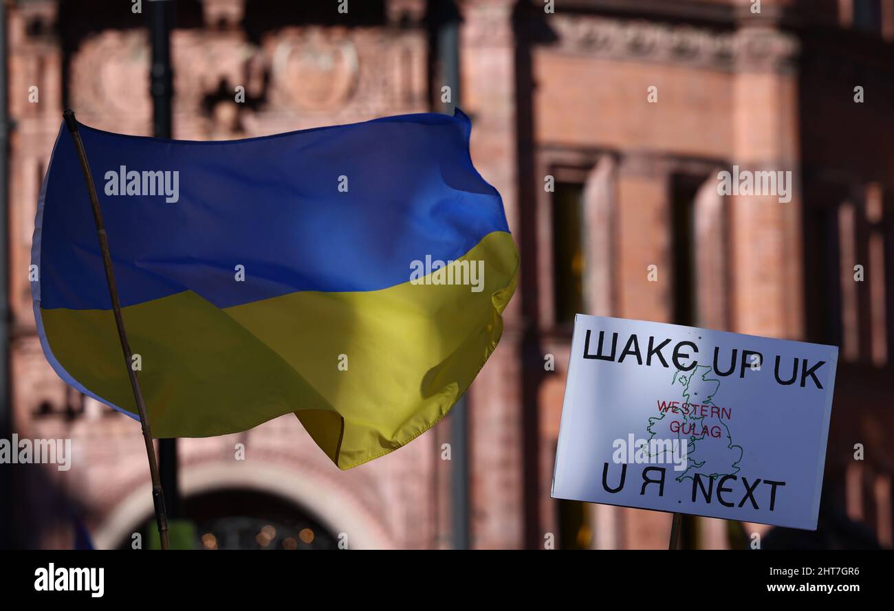 Nottingham, Nottinghamshire, Großbritannien. 27.. Februar 2022. Demonstranten nehmen an einer Mahnwache Teil, nachdem der russische Präsident Wladimir Putin die Invasion in der Ukraine angeordnet hatte. Hunderte von Menschen versammelten sich auf dem Alten Marktplatz, um der ukrainischen Bevölkerung Unterstützung zu zeigen. Quelle: Darren Staples/Alamy Live News Stockfoto