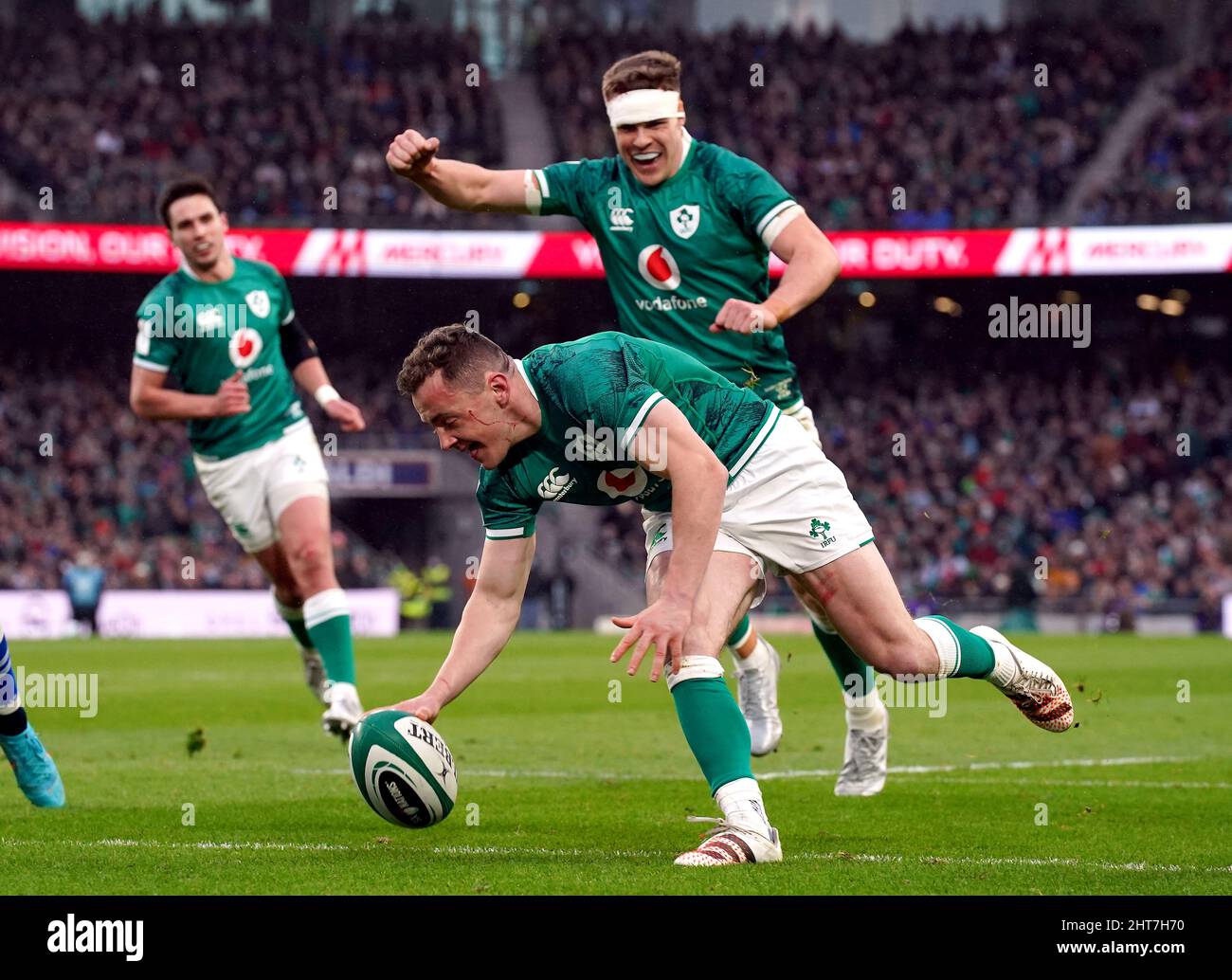 Der Irre Michael Lowry läuft ins Tor, um den dritten Versuch ihrer Seite zu erzielen, während Garry Ringrose (rechts) während des Guinness Six Nations-Spiels im Aviva Stadium, Dublin, feiert. Bilddatum: Sonntag, 27. Februar 2022. Stockfoto
