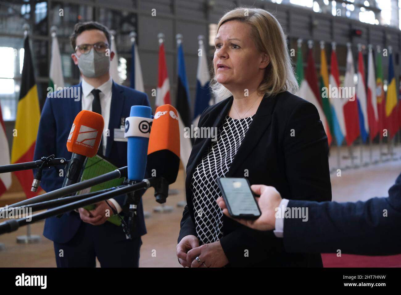 Brüssel, Belgien. 27.. Februar 2022. Die deutsche Innenministerin Nancy Faeser spricht vor der Presse im Vorfeld eines EU-Sonderrates für Inneres über die Reaktion auf die Lage in der Ukraine in Brüssel, Belgien, am 27. Februar 2022. Kredit: ALEXANDROS MICHAILIDIS/Alamy Live Nachrichten Stockfoto