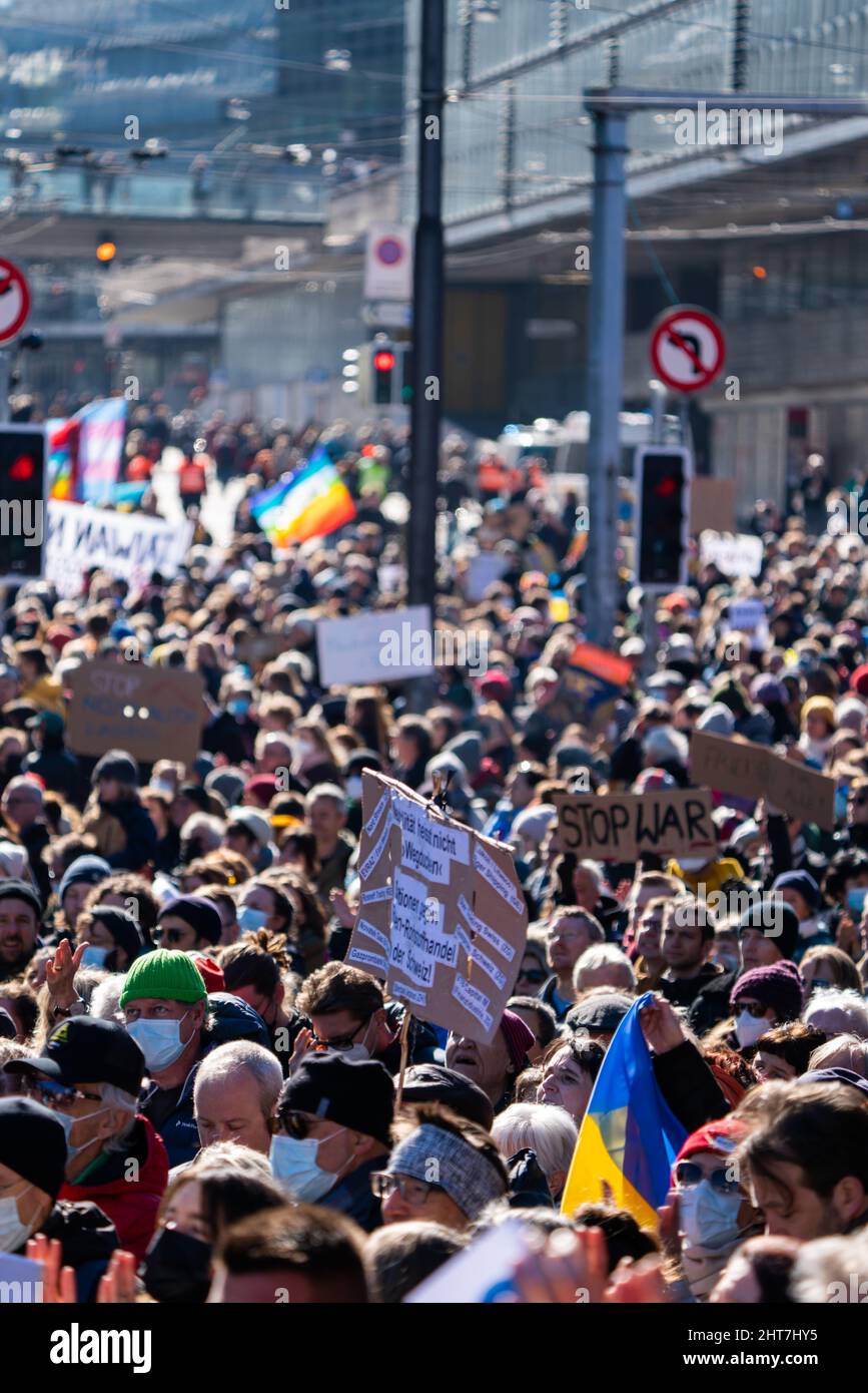 Bis zu 20’000 Menschen mit Transparenten in Bern protestieren gegen die russische Aggression in der Ukraine. Bern, Schweiz - 02.26.2022 Stockfoto