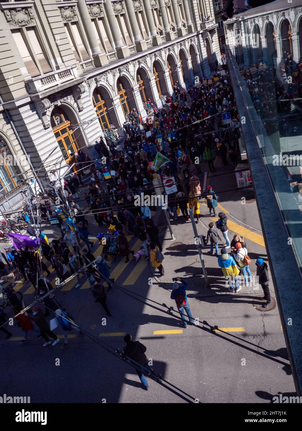 Bis zu 20’000 Menschen mit Transparenten in Bern protestieren gegen die russische Aggression in der Ukraine. Bern, Schweiz - 02.26.2022 Stockfoto