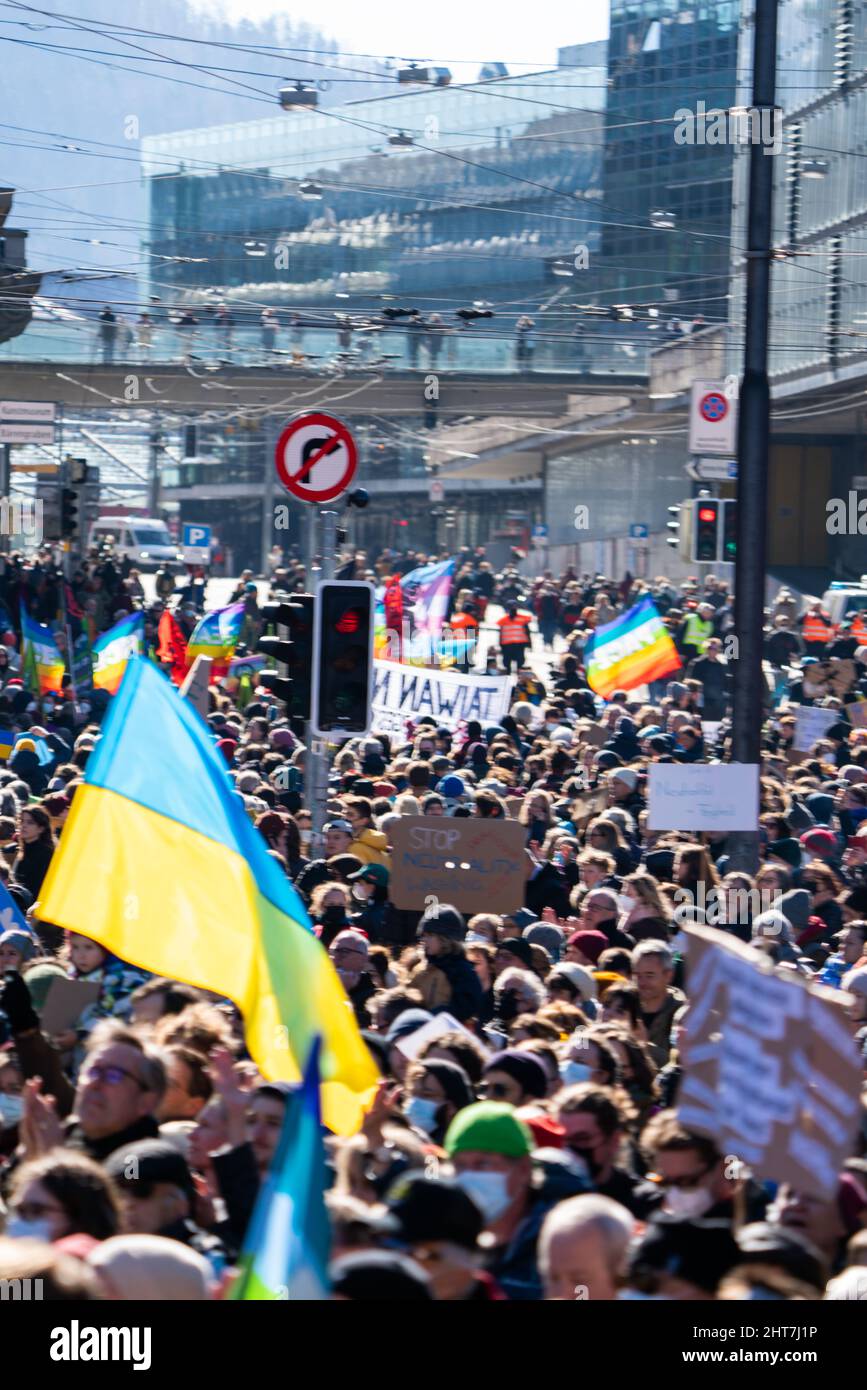 Bis zu 20’000 Menschen mit Transparenten in Bern protestieren gegen die russische Aggression in der Ukraine. Bern, Schweiz - 02.26.2022 Stockfoto