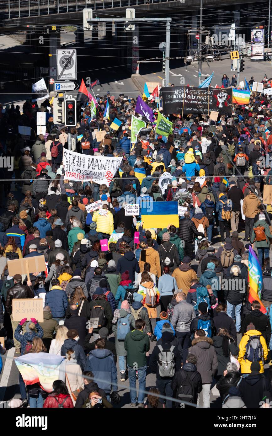 Bis zu 20’000 Menschen mit Transparenten in Bern protestieren gegen die russische Aggression in der Ukraine. Bern, Schweiz - 02.26.2022 Stockfoto