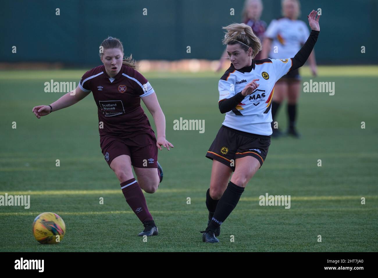 Edinburgh, Großbritannien. 27.. Februar 2022. Oriam, Edinburgh, Schottland, 27.. Februar 2022 Shona Cowan (Hearts, #25) und Clare Docherty (Partick Thistle, #8) während des SWPL1-Matches zwischen Hearts und Partick Thistle bei Oriam in Edinburgh, Schottland. Park's Motor Group Scottish Women's Premier League 1 Alex Todd/SPP Credit: SPP Sport Press Photo. /Alamy Live News Stockfoto