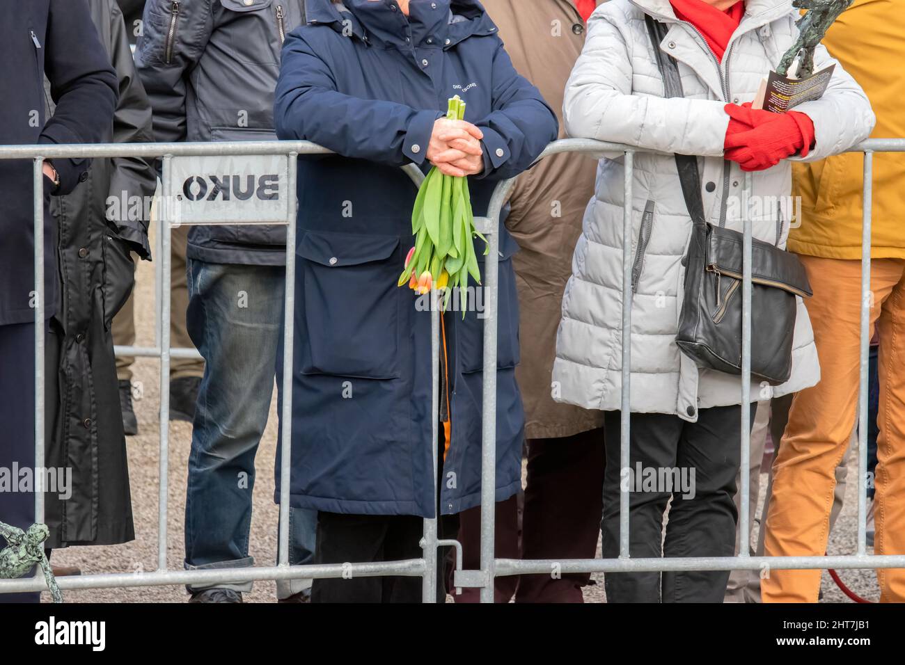 Halten Von Tulpen An Der February Strike Memorial In Amsterdam, Niederlande 25-2-2022 Stockfoto