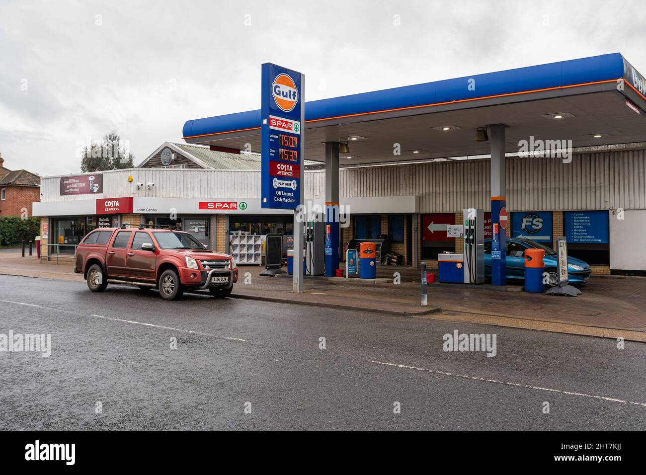 Woodbridge Suffolk UK Februar 19 2022: Gulf Tankstelle, die einen Spar Convenience Shop vor Ort hat. Die Kraftstoffpreise steigen aufgrund globaler Kontra Stockfoto