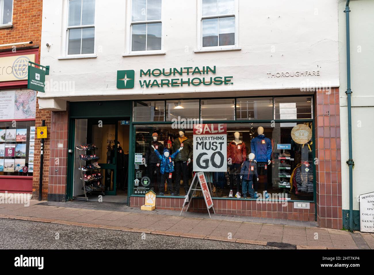 Woodbridge Suffolk UK Februar 22 2022: Außenansicht eines Mountain Warehouse Stores im Stadtzentrum von Woodbridge Stockfoto