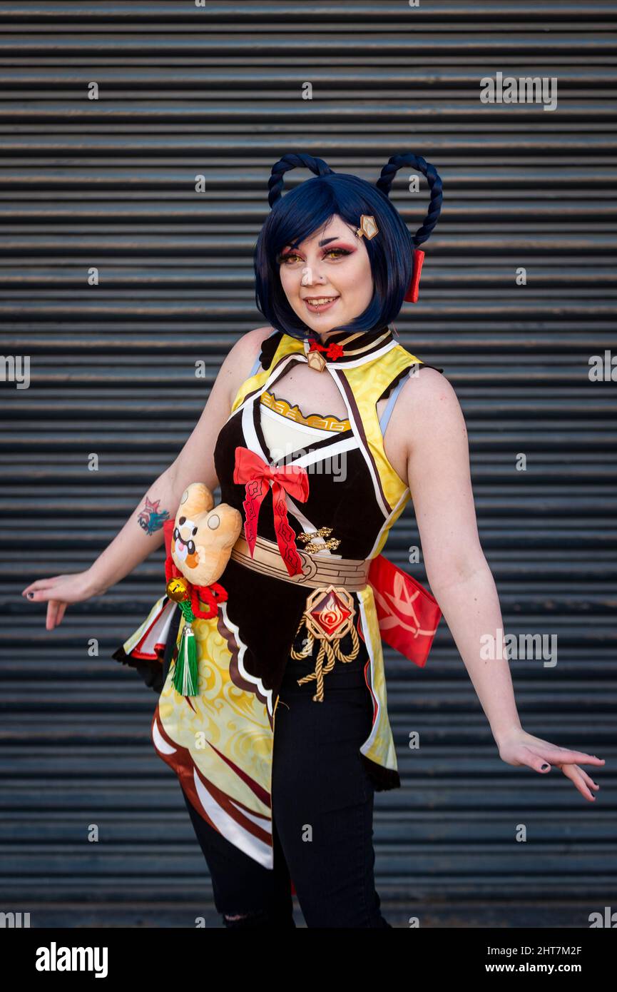 London, Großbritannien. 27. Februar 2022. Eine Frau, die als ihre Lieblings-Anime-Figur gekleidet ist, kommt bei der London Comic Con Spring in Kensington Olympia an. Das Festival feiert Comics, Film und Fernsehen. Kredit: Stephen Chung / Alamy Live Nachrichten Stockfoto