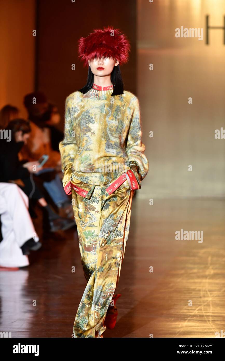 Mailand, Lombardei, Italien. 27.. Februar 2022. Model Walk the Runway, during the HUI Fashion Show, by Designer ZHAO HUIZHOW, as part of the Milan Fashion Week.Herbst/Winter 2022-2023 (Foto: © Ervin Shulku/ZUMA Press Wire) Stockfoto