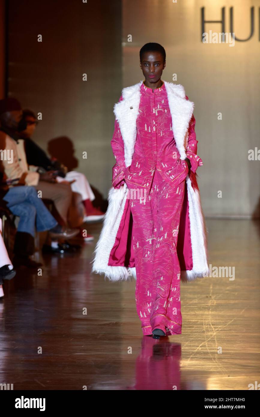 Mailand, Lombardei, Italien. 27.. Februar 2022. Model Walk the Runway, during the HUI Fashion Show, by Designer ZHAO HUIZHOW, as part of the Milan Fashion Week.Herbst/Winter 2022-2023 (Foto: © Ervin Shulku/ZUMA Press Wire) Stockfoto