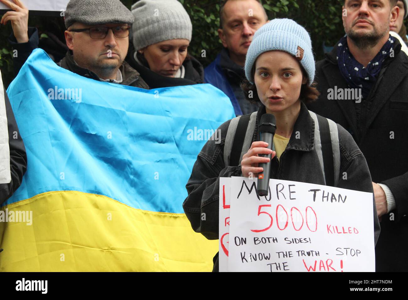 Olga Sikora, eine Studentin aus der Ukraine, schließt sich den Protestierenden an, die sich vor der Residenz der russischen Botschaft im Süden Dublins versammelten, um Botschafter Juri Filatow aufzufordern, das Land zu verlassen und gegen die russische Invasion in der Ukraine zu protestieren. Bilddatum: Sonntag, 27. Februar 2022. Stockfoto