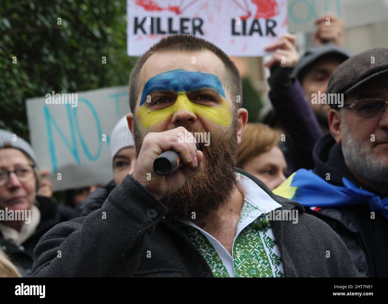 Vor der Residenz der russischen Botschaft im Süden Dublins versammelten sich Menschen, um Botschafter Juri Filatow aufzufordern, das Land zu verlassen und gegen die russische Invasion in der Ukraine zu protestieren. Bilddatum: Sonntag, 27. Februar 2022. Stockfoto