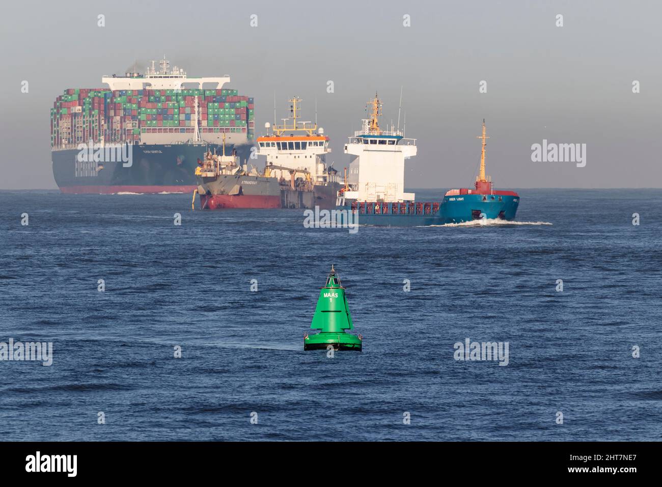 Rotterdam, Niederlande - 2-27-2022: Drei Schiffe in den Hafen von Rotterdam Stockfoto