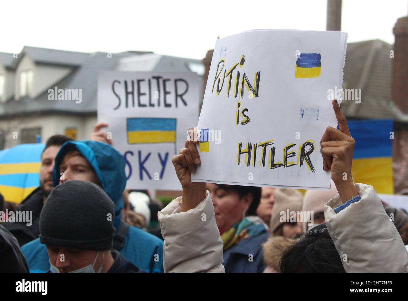 Vor der Residenz der russischen Botschaft im Süden Dublins versammelten sich Menschen, um Botschafter Juri Filatow aufzufordern, das Land zu verlassen und gegen die russische Invasion in der Ukraine zu protestieren. Bilddatum: Sonntag, 27. Februar 2022. Stockfoto