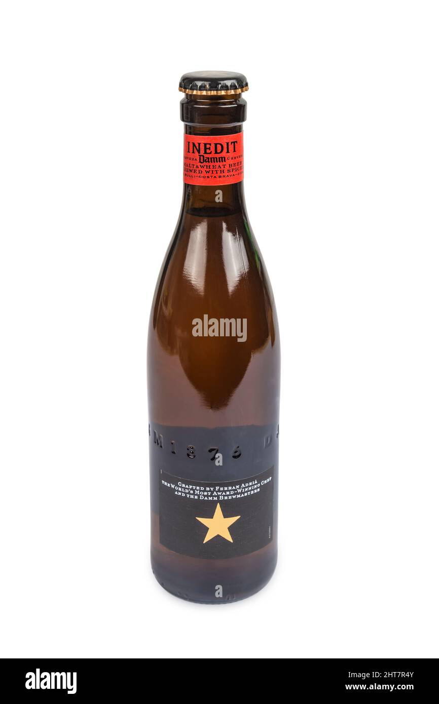 PULA, KROATIEN - 12. FEBRUAR 2022: Eine Flasche Inedit Damm Bier, gebraut von Damm S.A. Barcelona, Spanien Stockfoto