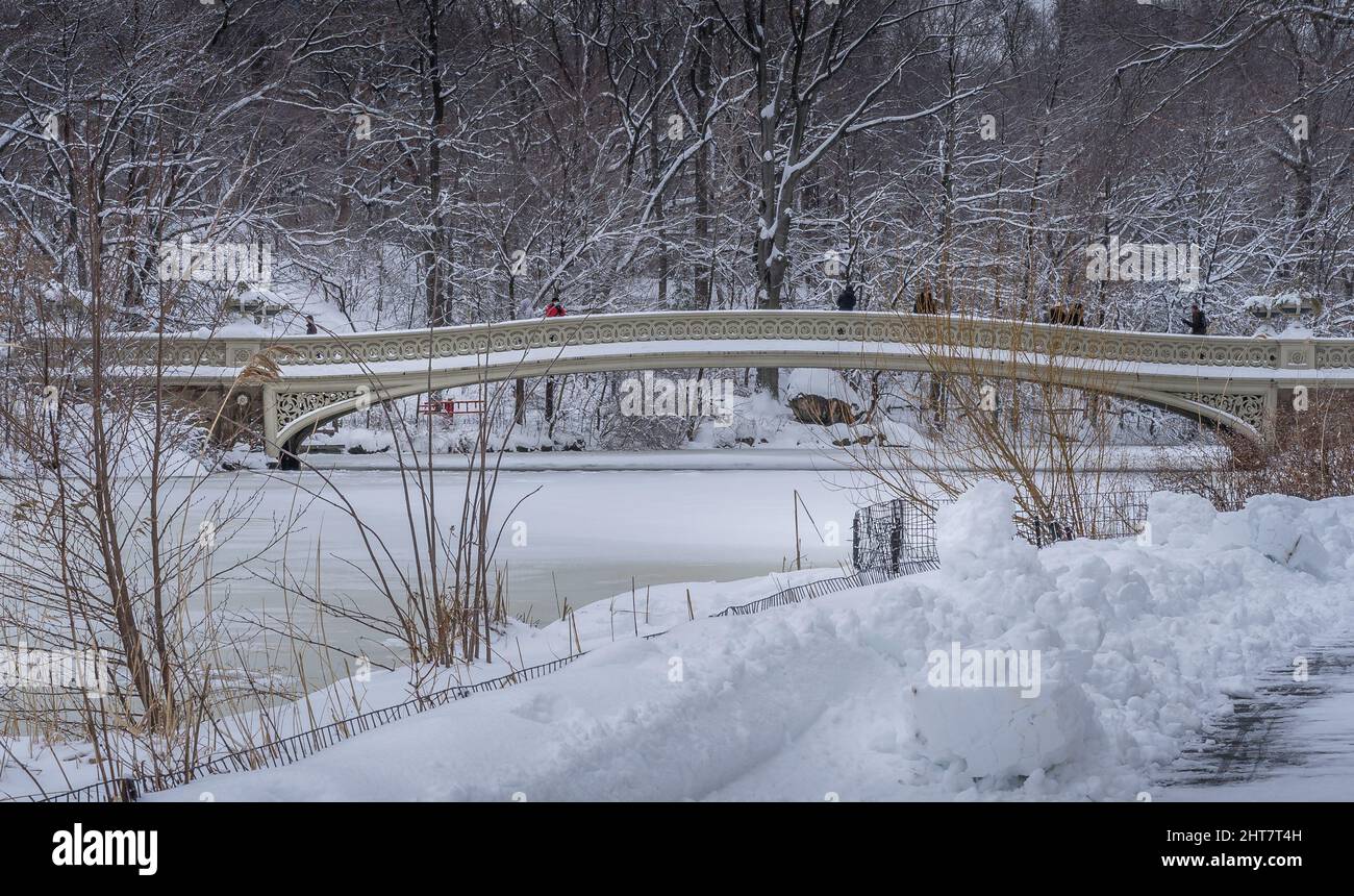 Schöne Central Park Bow Bridge in den großen Schneetag Stockfoto