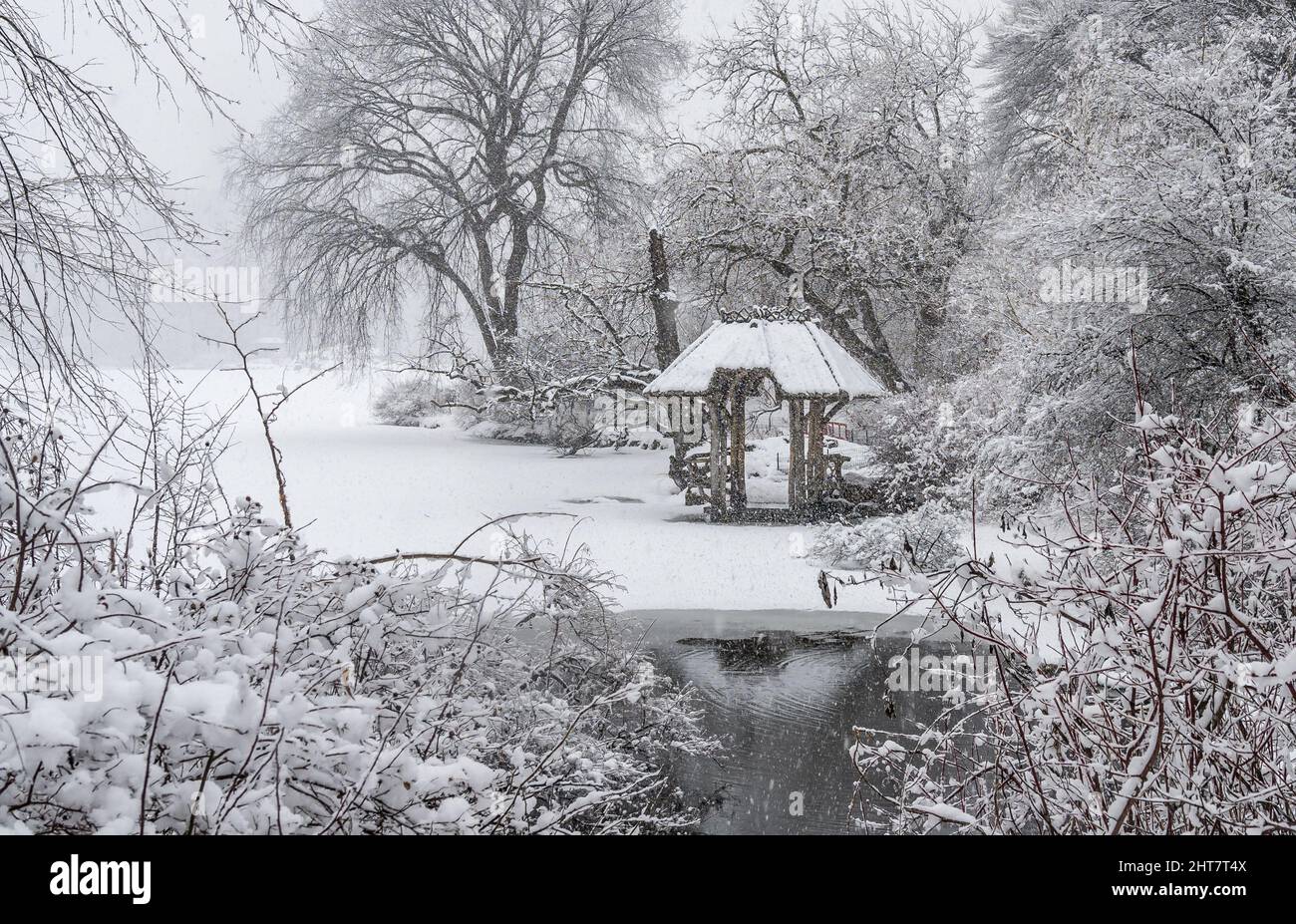 Schöner Schneescen im Central Park mit attraktivem Pavillon. Stockfoto