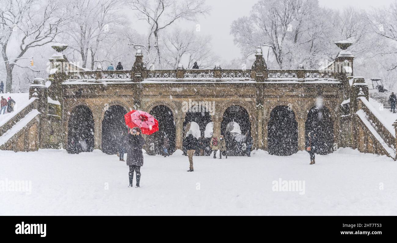 Winterschnee im New York City Central Park in der Nähe des Bethesda Fountain Stockfoto