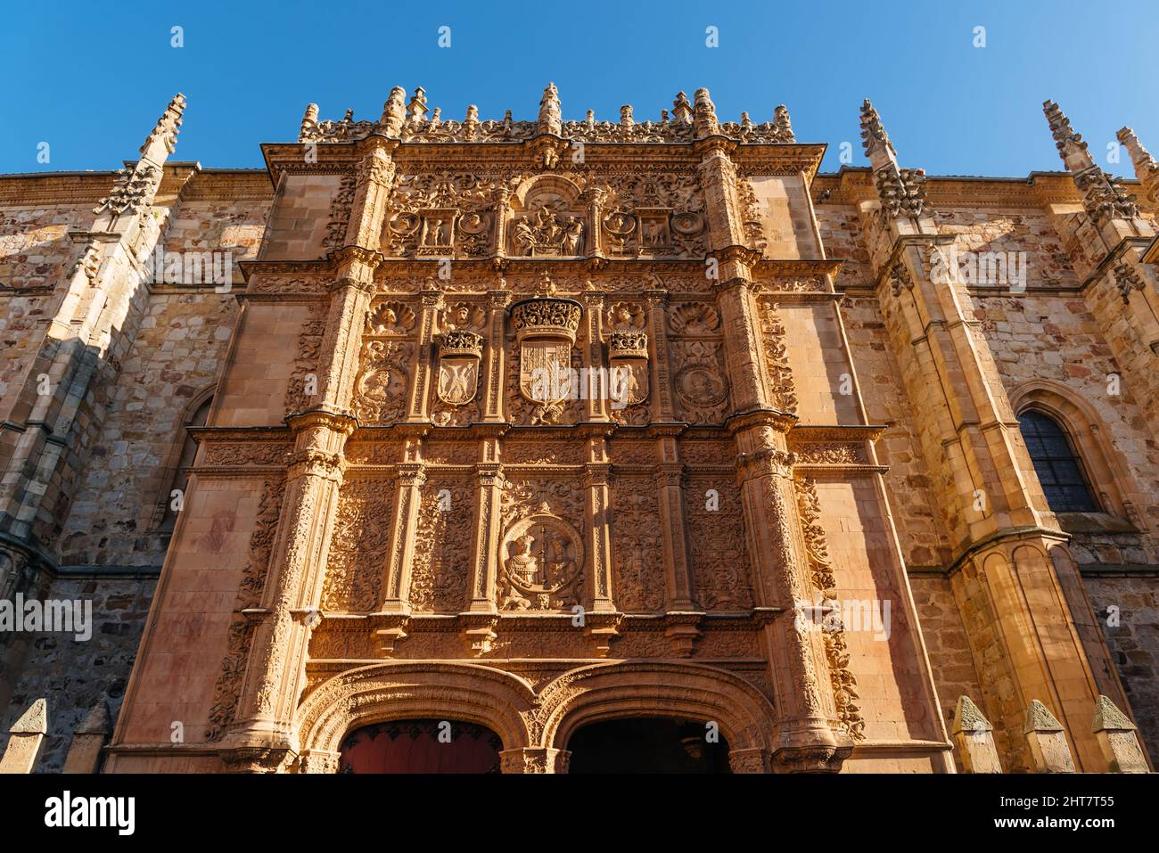 Schöner Blick auf die berühmte Fassade der Universität von Salamanca, der ältesten Universität Spaniens, der Region Castilla y Leon. Platereske Architektur Stockfoto