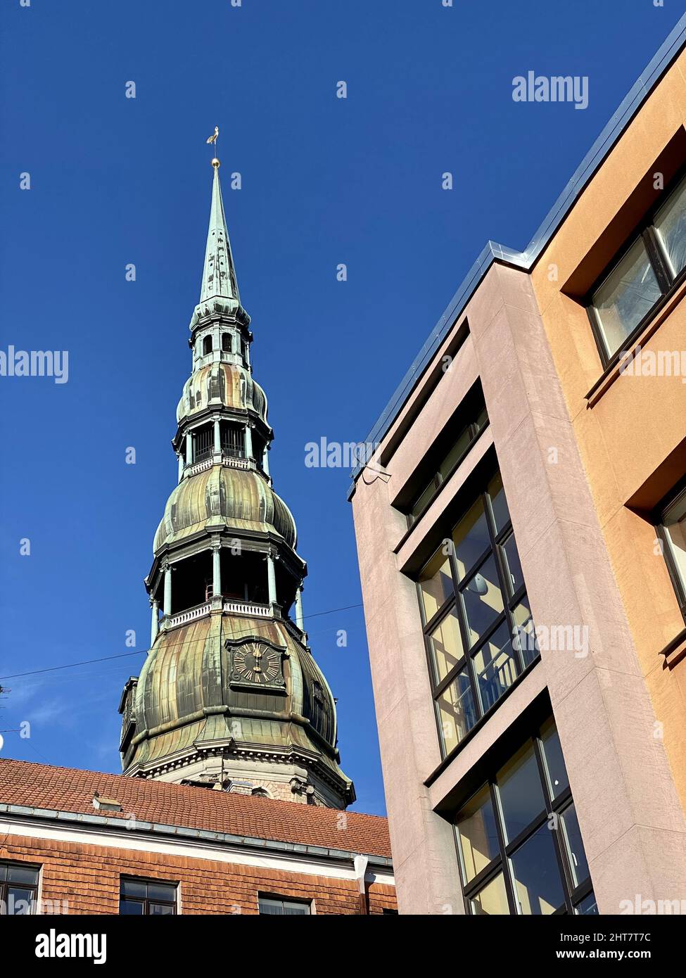 Vertikale Aufnahme eines Turms aus tiefem Winkel Stockfoto