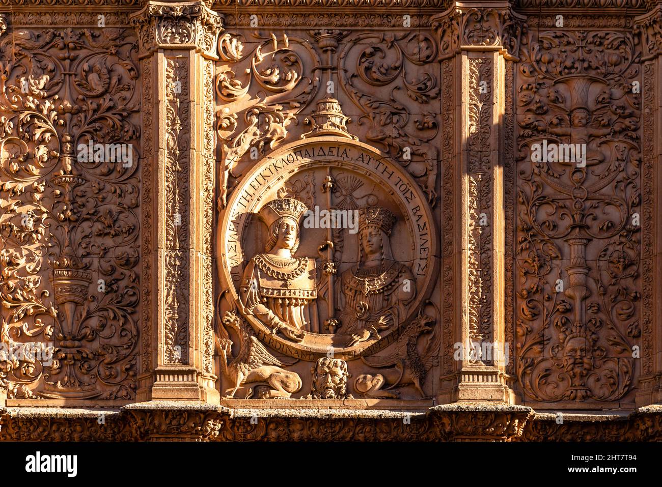 Schöne Aussicht auf Detail der Dekoration der berühmten Fassade der Universität von Salamanca, der ältesten Universität in Spanien, Castilla y Leon Region. Plateresqu Stockfoto