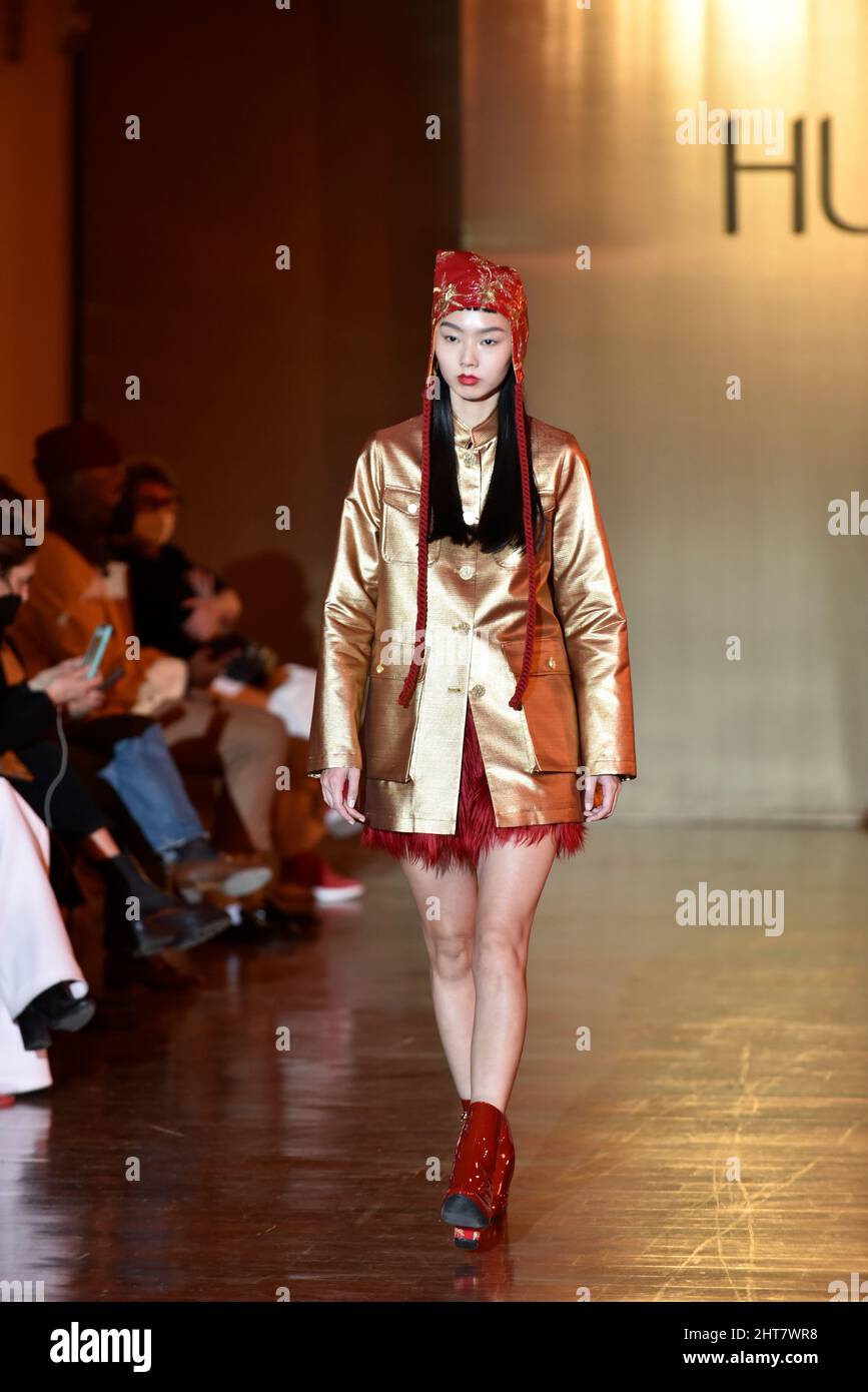 Mailand, Lombardei, Italien. 27.. Februar 2022. Model Walk the Runway, during the HUI Fashion Show, by Designer ZHAO HUIZHOW, as part of the Milan Fashion Week.Herbst/Winter 2022-2023 (Foto: © Ervin Shulku/ZUMA Press Wire) Stockfoto