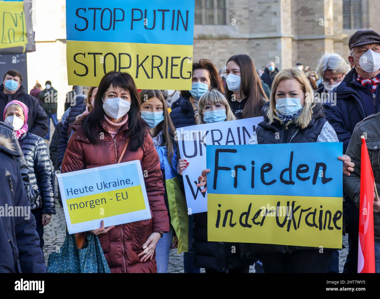 Wesel, Nordrhein-Westfalen, Deutschland - Demonstration gegen Putins Krieg in der Ukraine. Friedensdemonstration und Solidaritätskundgebung für die Ukraine auf dem Großen Markt in Wesel. In Zeiten der Corona-Pandemie tragen alle Demonstranten Masken. Stockfoto