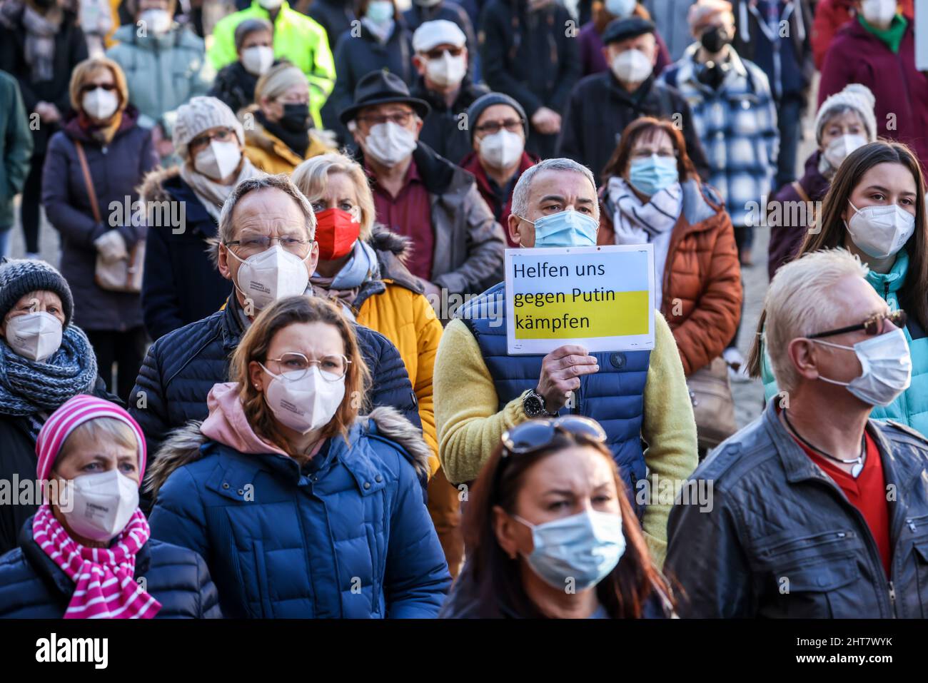 Wesel, Nordrhein-Westfalen, Deutschland - Demonstration gegen Putins Krieg in der Ukraine. Friedensdemonstration und Solidaritätskundgebung für die Ukraine auf dem Großen Markt in Wesel. In Zeiten der Corona-Pandemie tragen alle Demonstranten Masken. Stockfoto