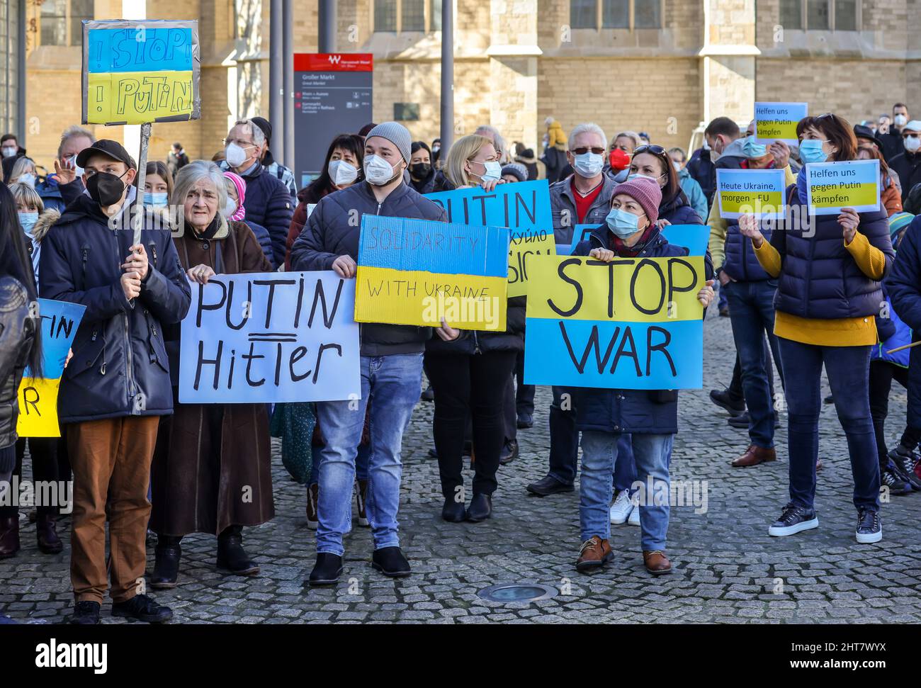 Wesel, Nordrhein-Westfalen, Deutschland - Demonstration gegen Putins Krieg in der Ukraine. Friedensdemonstration und Solidaritätskundgebung für die Ukraine am Großen Markt in Wesel. Eine alte Frau hält ein Banner PUTIN = HITLER. In Zeiten der Corona-Pandemie tragen alle Demonstranten Masken. Stockfoto