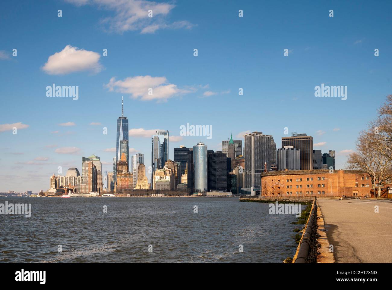 Blick auf Lower Manhattan, New York City, von Governor’s Island. Castle Williams liegt auf der rechten Seite. Stockfoto