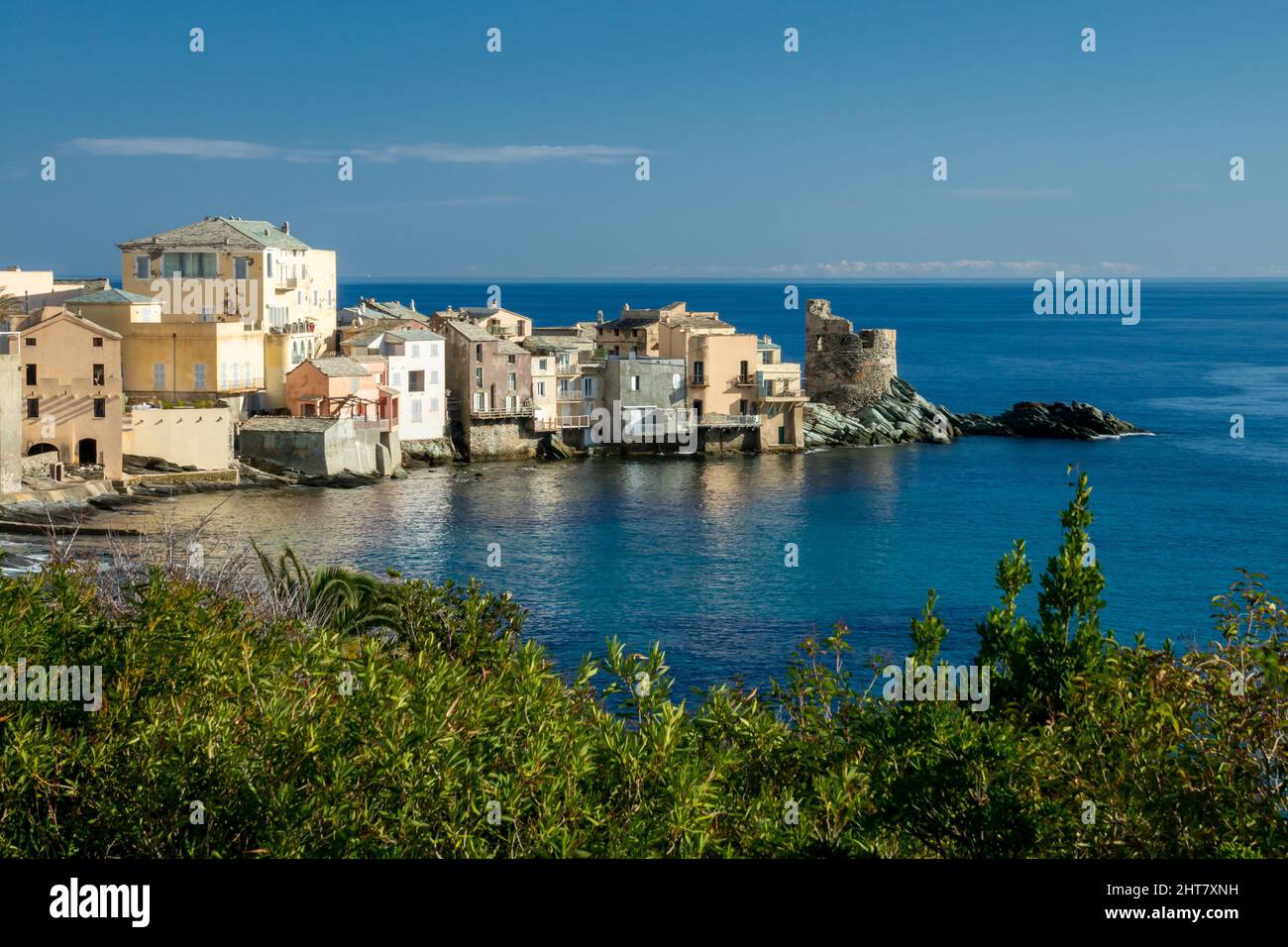 Blick auf das Dorf Erbalunga, Cap Corse in Korsika, Frankreich Stockfoto