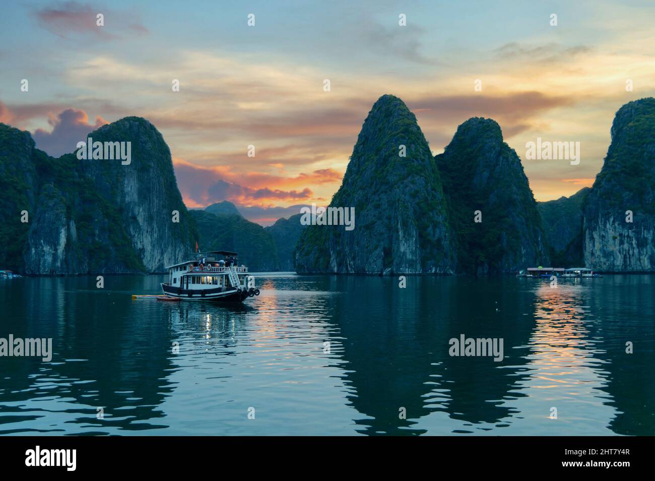 Bootstour auf der Sunst in Halong Bay, Vietnam Stockfoto