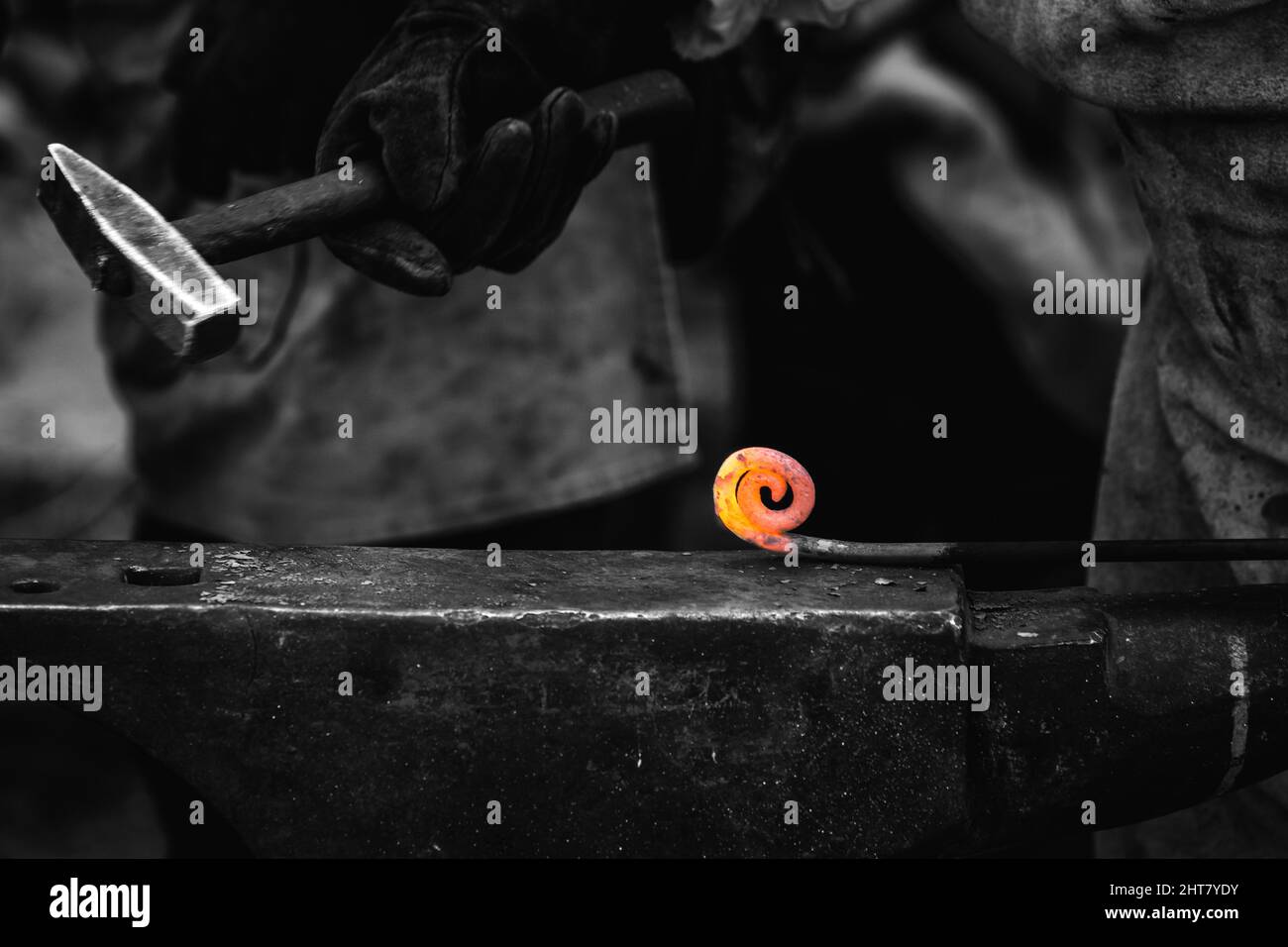 Ein schwertschmied, der eine Klinge auf einem Amboss formt Stockfoto