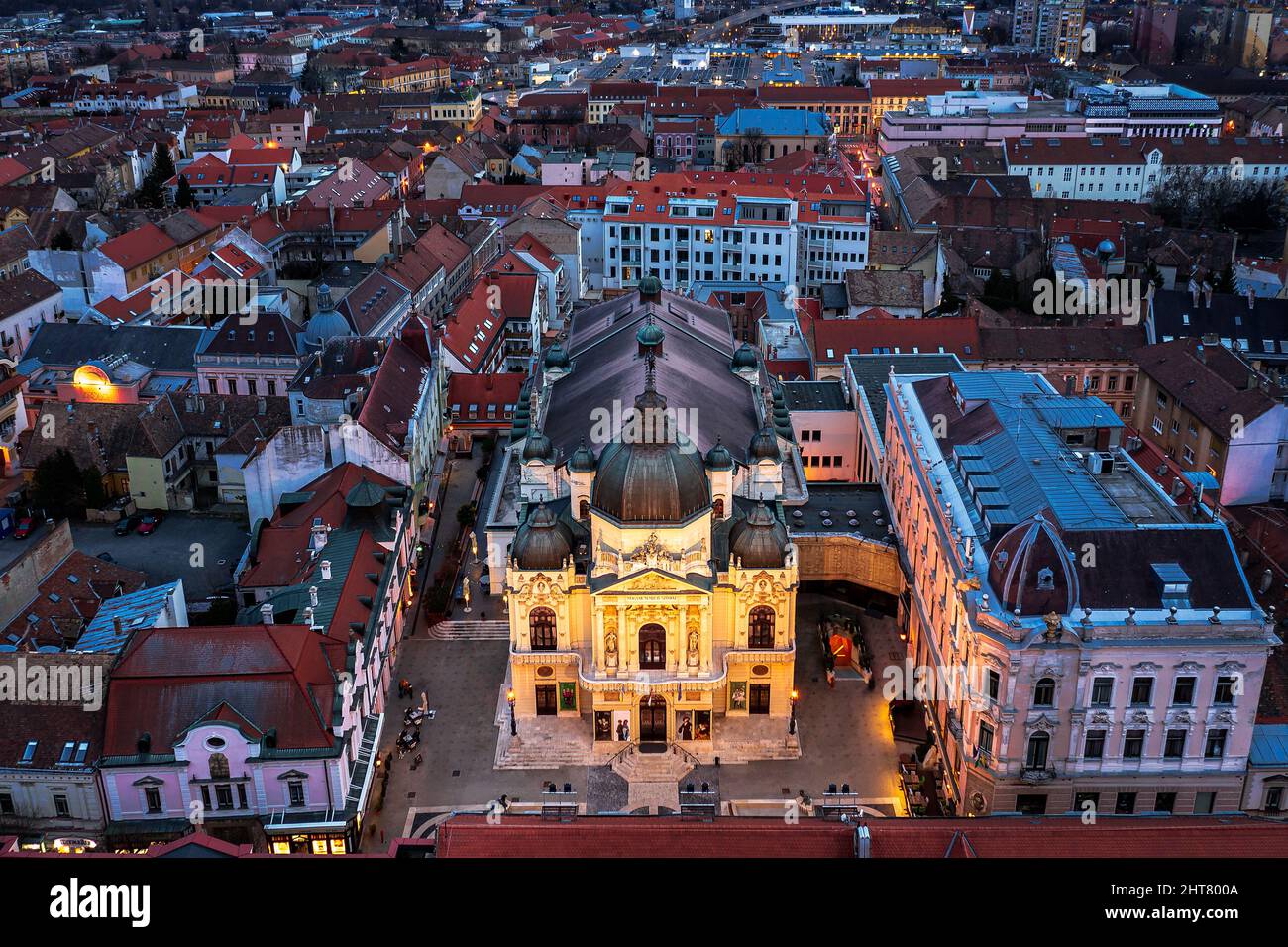 Luftbild über Pecs City ungarn. Nationaltheater mitten im Pictuire. Der ungarische Name ist Magyar nemzeti Színház Stockfoto