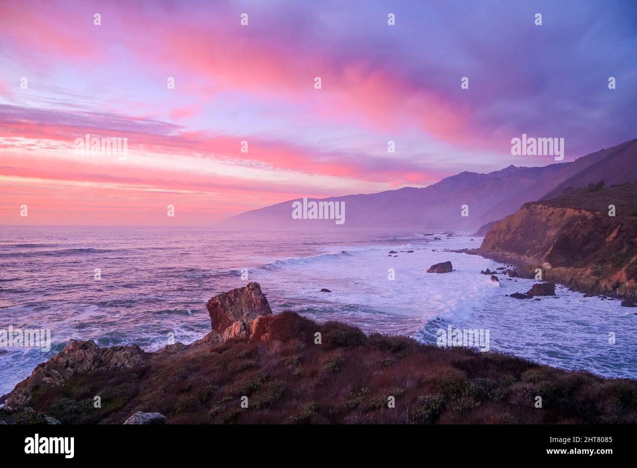 Pacific Valley Bluff in Big Sur California bei Sonnenuntergang Stockfoto