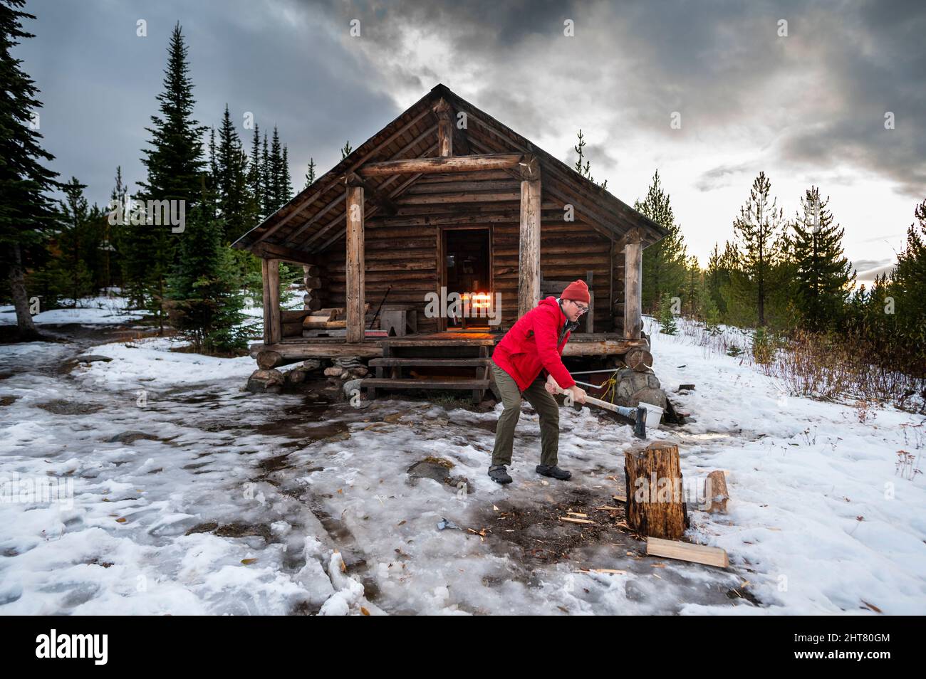 Hacken von Holz in der Snow Peak Cabin im Colville National Forest Stockfoto