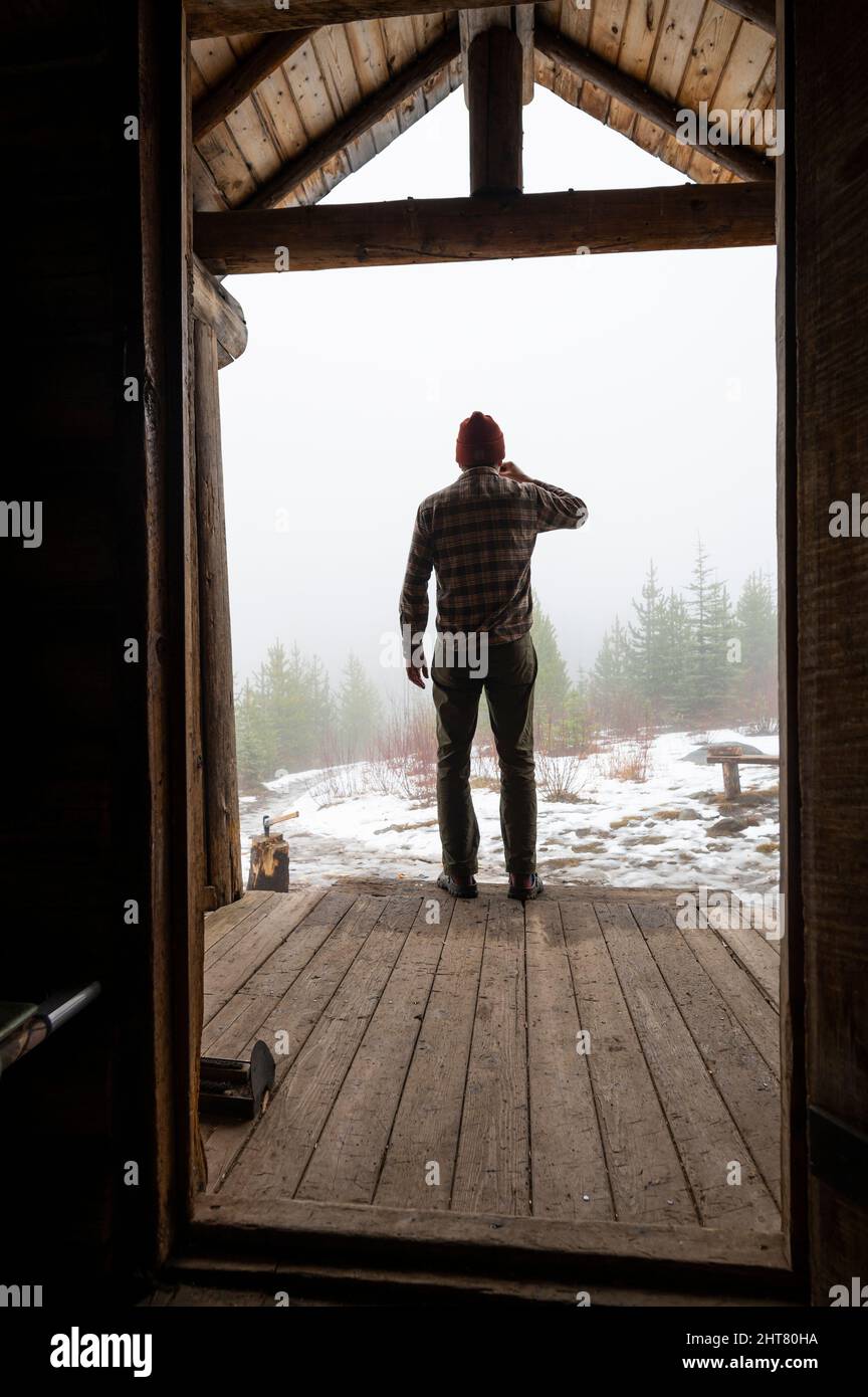 Trinken Sie Kaffee in der Snow Peak Cabin Colville National Forest Stockfoto