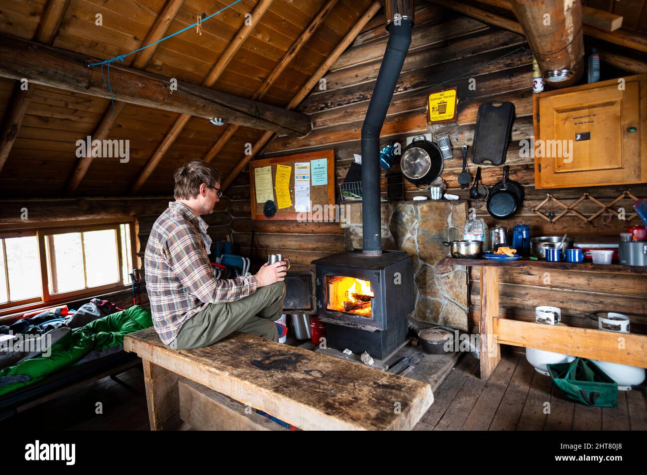 Trinken Sie Kaffee mit einem Feuer in der Snow Peak Hütte Stockfoto