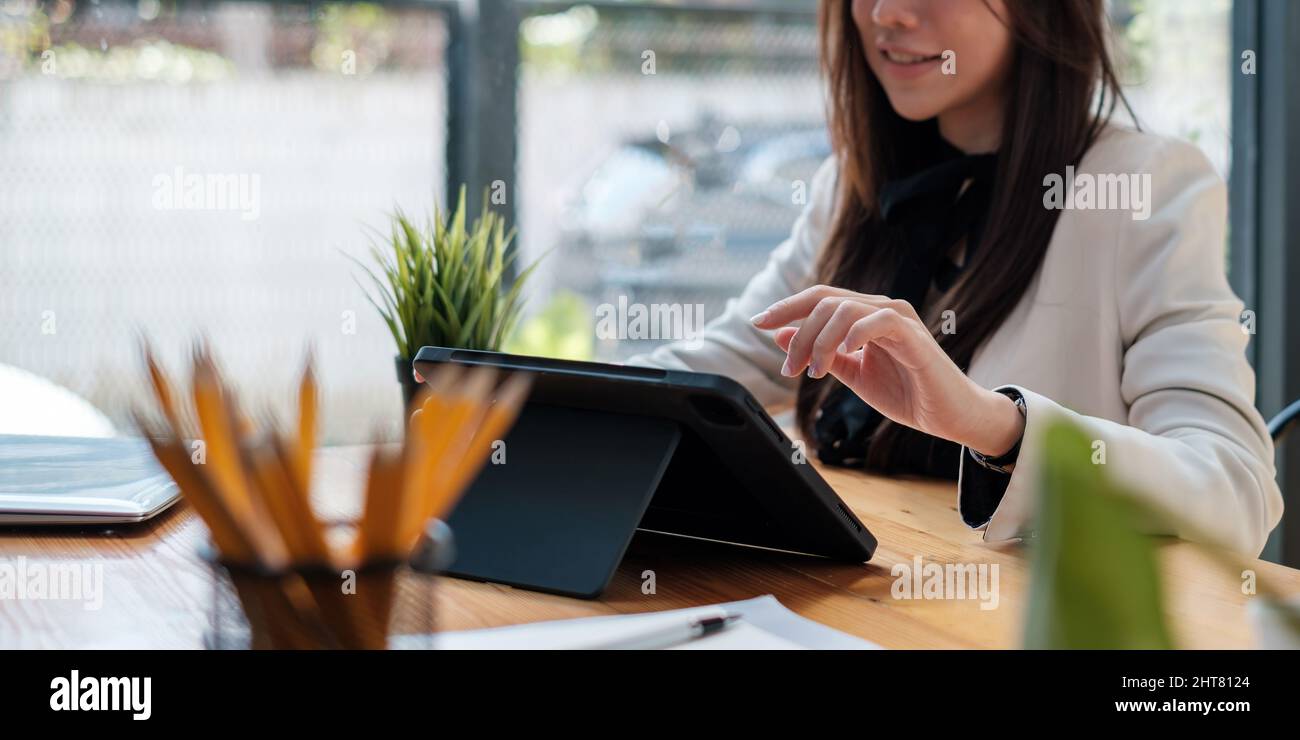 Eine Geschäftsfrau vervollständigt KYC mithilfe eines Online-Banking-Programms, um ein digitales Sparkonto zu eröffnen. Die Definition von Cyber-Sicherheit Stockfoto