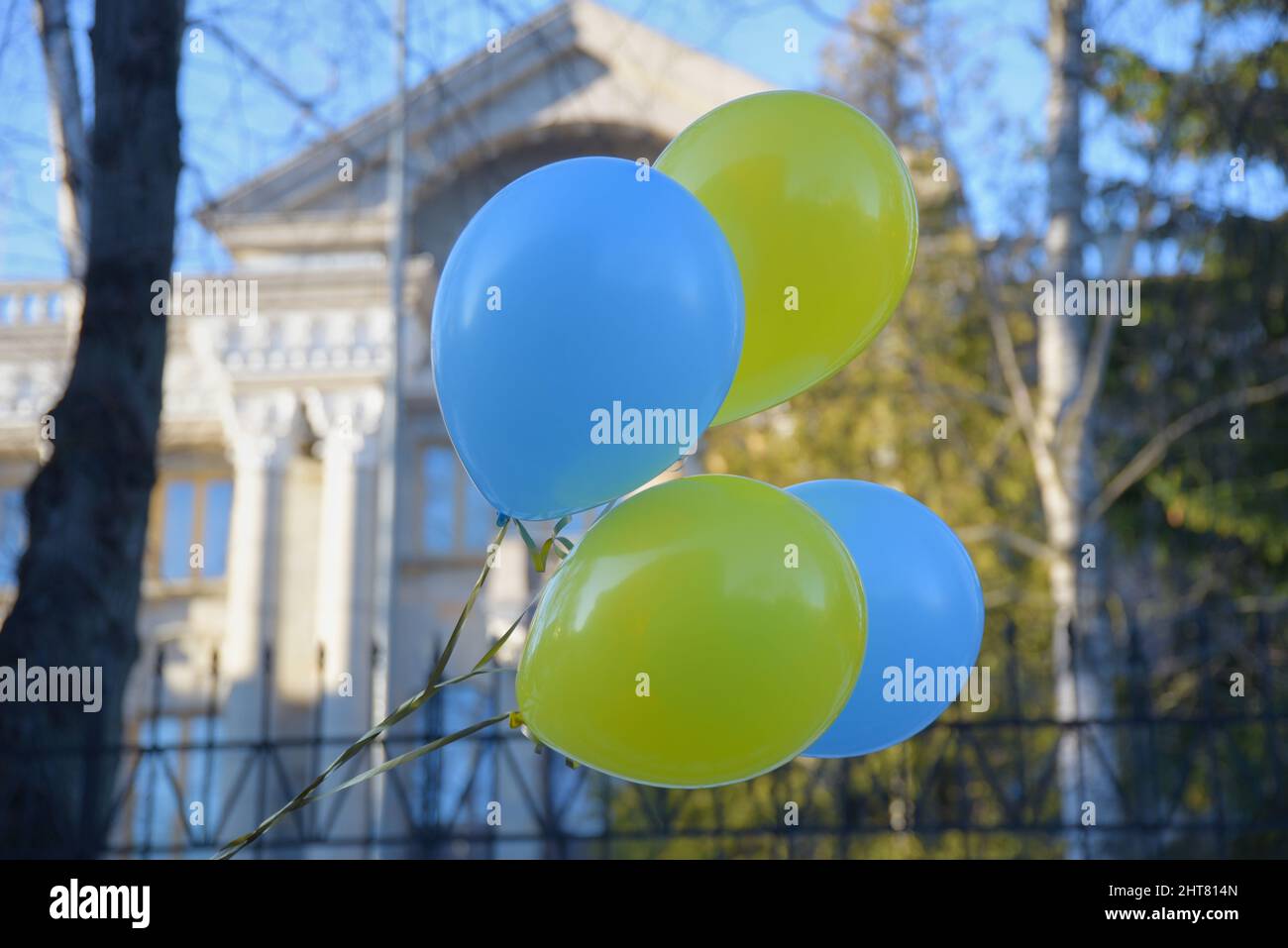 Helsinki, Finnland - 27. Februar 2022: Blaue und gelbe Luftballons in ukrainischen Farben vor der russischen Botschaft in Helsinki. Stockfoto