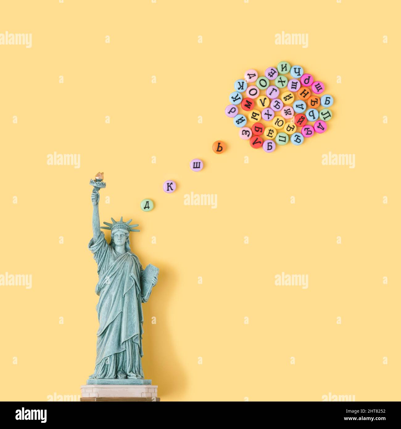 Freiheitsstatue mit denkender Blase aus kyrillischen Buchstaben. USA, Russland Strategie konzeptioneller Hintergrund. Stockfoto