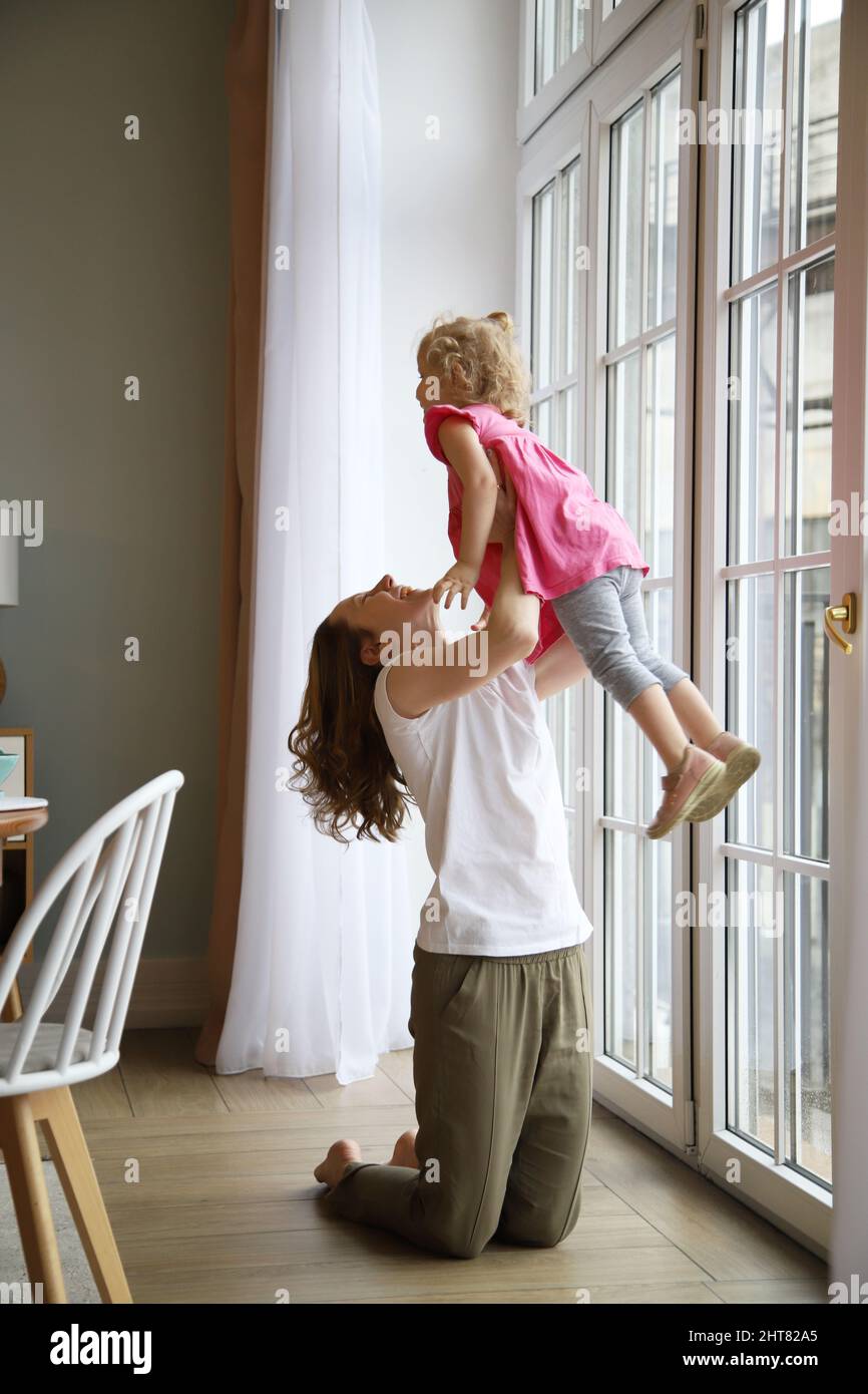 Mutter hält Baby in ihren Armen Stockfoto