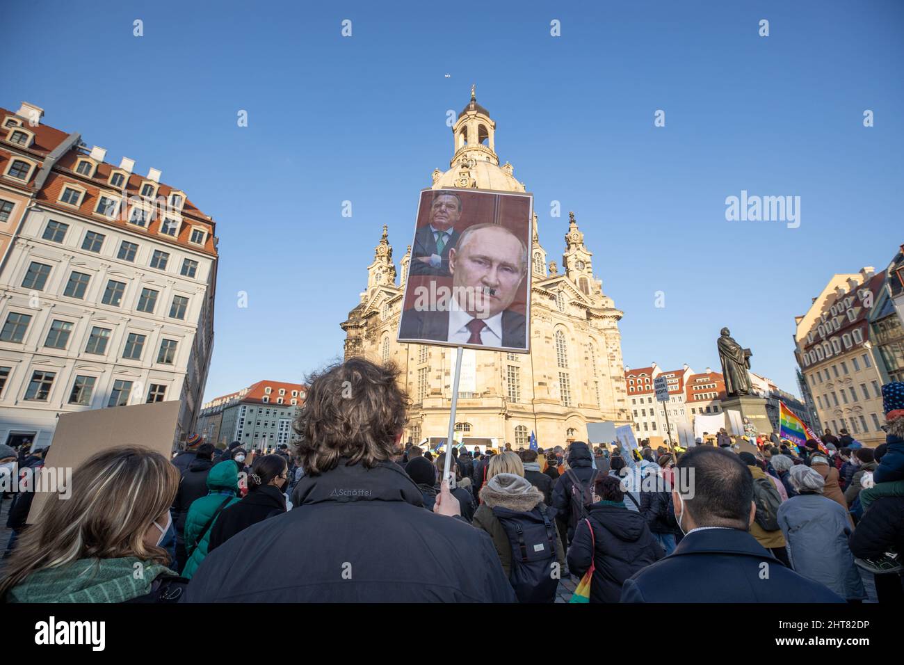Dresden, Deutschland. 27.. Februar 2022. Ein Mann hält ein Abbild des russischen Präsidenten Putin und des ehemaligen Kanzlers G. Schröder bei einer Demonstration auf dem Neumarkt-Platz gegen den russischen Angriff auf die Ukraine. Nach Angaben der Polizei versammelten sich nach einem Aufruf der Parteien in Dresden mehr als 3000 Personen. Quelle: Daniel Schäfer/dpa-Zentralbild/dpa/Alamy Live News Stockfoto